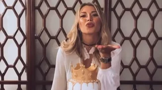 Γενέθλια για την Κωνσταντίνα Σπυροπούλου | Η τεράστια Queen Dina τούρτα, η ηλικία της και οι αναρτήσεις του Βασίλη Σταθοκωστόπουλου