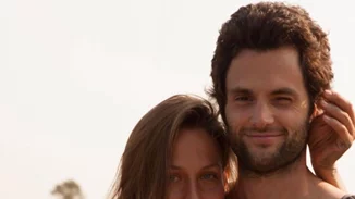 It's a Boy | H Domino Kirke κρατάει στην αγκαλιά της το πρώτο της παιδί με τον Penn Badgley