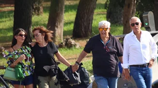 Δήμητρα Μέρμηγκα | Το casual outfit της 27χρονης στην πρόσφατη έξοδο με τον 64χρονο σύζυγό της