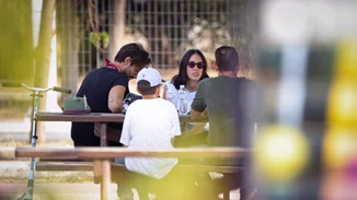 Ραφαέλα Ψαρού | Έξοδος με τον Γιώργo Καράβα με μίνι τζιν σορτσάκι