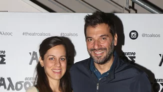 Παναγιώτης Χατζηδάκης - Χαρά Σαράντη | Θεατρική έξοδος λίγο πριν γίνουν γονείς για πρώτη φορά - Το άνετο φόρεμα της εγκυμονούσας