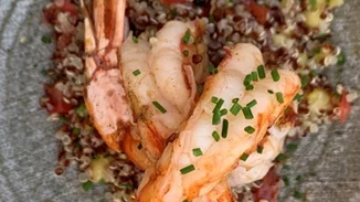 Λευκή και κόκκινη κινόα με ψητές γαρίδες και lime mirin dressing του Τάσου Αλμπάνη