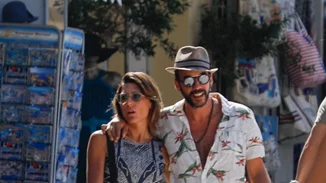 Πάνος Μουζουράκης | Πιο ερωτευμένος από ποτέ στην Ύδρα με τη σύντροφό του, Τζίνα Βαρελά