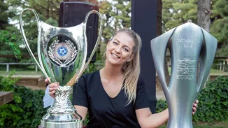 J2US | Η ανιψιά του Ιβάν Σαββίδη παίρνει τη θέση της Βίκυς Κάβουρα