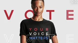 Ο Michael Kors ενθαρρύνει με το t-shirt «Vote» τους Αμερικανούς να προσέλθουν στις κάλπες