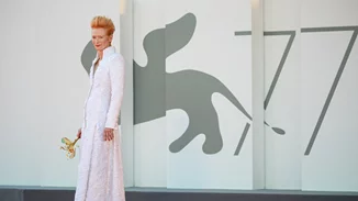 Comeback style | H Tilda Swinton με pajamas στη Βενετία