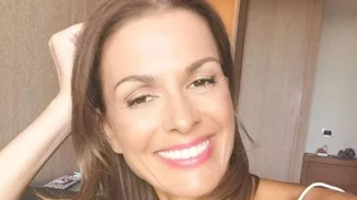 Νέο κούρεμα για την Τζίνα Αλιμόνου | Η αλλαγή στην εμφάνιση της ηθοποιού μετά από καιρό