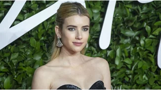 Emma Roberts | Ανακοίνωσε την εγκυμοσύνη της μ' ένα υπέροχο φόρεμα που δεν είναι μόνο για εγκύους