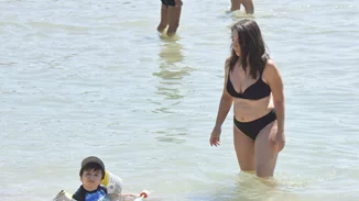 Αλίκη Κατσαβού | Με μαύρο μπικίνι για μπάνιο με τον γιο της, Φοίβο