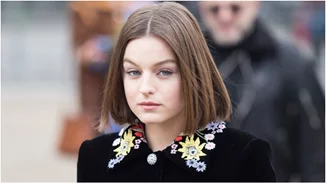 Emma Corrin | Οι 8 εμφανίσεις που αποκαλύπτουν το στιλ της νέας "Πριγκίπισσας Diana"