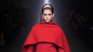 Κόκκινο φόρεμα | Festive εμφανίσεις με έμπνευση από τα runways