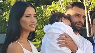 Γνωστό ζευγάρι της ελληνικής showbiz βάφτισε τον γιο του (pics)