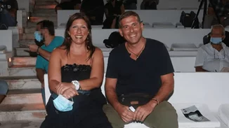 Ζωή Κωνσταντοπούλου | Με στράπλες φόρεμα πήγε θέατρο μαζί με τον σύντροφό της