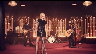 Miley Cyrus | Τραγουδά το «My Future» της Billie Eilish