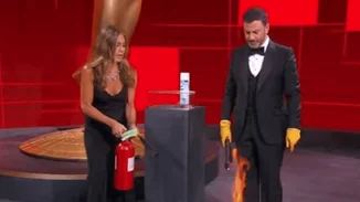 Βραβεία Emmy | Η Jennifer Aniston έσβησε... φωτιά επί σκηνής (vid)