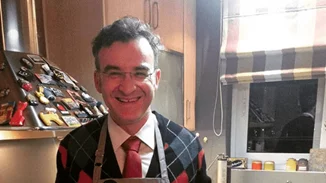 Νίκος Ορφανός | Στο «ψαγμένο» και γεμάτο βιβλία σπίτι του ηθοποιού στο οποίο ζει με την υπέροχη οικογένειά του