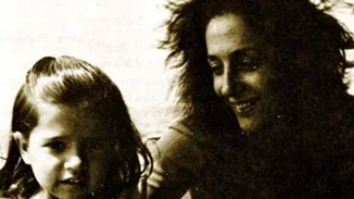 Όταν η Έλλη Λαμπέτη υιοθέτησε τη Λίζα | «Αγάπησε αυτό το παιδί με πάθος, όταν της το πήραν έχασε τα πάντα»