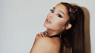 Η Ariana Grande επαναφέρει το hair trend που είχαμε ξεχάσει πόσο πολύ λατρεύαμε
