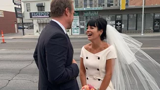 Η Lily Allen παντρεύτηκε τον David Harbour από το ‘Stranger Things’ και φόρεσε ένα vintage mini Dior