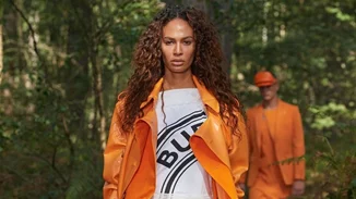 Ένα δάσος έξω από το Λονδίνο γίνεται «πασαρέλα» για το εντυπωσιακό σόου του οίκου Burberry