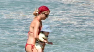 Δούκισσα Νομικού | Στη θάλασσα με τον δύο ετών γιο της, Σάββα