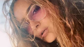 Η Salma Hayek κλείνει τα 54 και ανεβάζει φωτογραφία με μαγιό | Ο χρόνος περνάει χωρίς να την αγγίζει