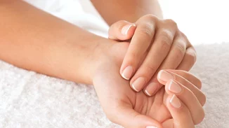 Χρειάζεται όντως να «αναπνέουν» τα νύχια; Καταρρίπτουμε τους πιο διαδεδομένους μύθους για τα νύχια