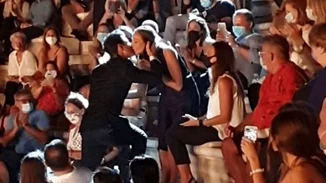 Video Of The Day | Όταν ο Σάκης Ρουβάς έδωσε την ανθοδέσμη στην Κάτια Ζυγούλη μέσα στο Ηρώδειο