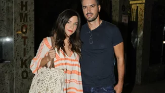 Κατερίνα Γερονικολού | Με look που δίχασε σε θεατρική έξοδο με τον Γιάννη Τσιμιτσέλη