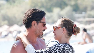 Δέσποινα Καμπούρη | Για μπάνιο με τον σύζυγό της, Βαγγέλη Ταρασιάδη, και τις κόρες τους με μαύρο εξώπλατο μαγιό