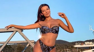 Νικολέττα Ράλλη | Η φωτογραφία με στράπλες μπικίνι από τη Χαλκιδική και οι τέλειες αναλογίες της