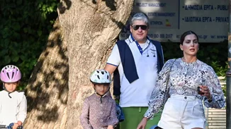 Σταματίνα Τσιμτσιλή | Με μίνι λευκό σορτσάκι για βόλτα με τον Θέμη Σοφό και τα παιδιά τους