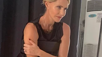 Τζένη Μπαλατσινού | Ποζάρει ξυπόλυτη με μαύρο φόρεμα στον έβδομο μήνα της εγκυμοσύνης της (pics)