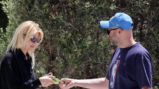 Φαίη Σκορδά | Το δώρο του Νίκου Ηλιόπουλου για τη γιορτή της