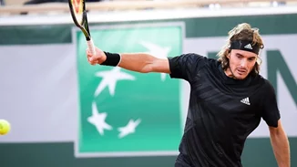 Ο Στέφανος Τσιτσιπάς αποθεώνεται στο Roland Garros