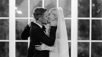 Πρώτη επέτειος για τους Justin και Hailey Baldwin | Οι φωτογραφίες από τον γάμο τους και οι τρυφερές αναρτήσεις του ζευγαριού