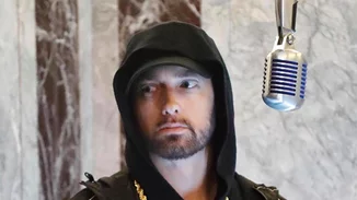Θαυμάστρια του Eminem κατέρριψε το ρεκόρ των περισσότερων τατουάζ του ίδιου μουσικού