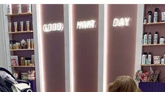 Στο κομμωτήριο | Η κόρη γνωστής Ελληνίδας και το νέο της look