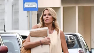 Τζένη Μπαλατσινού | Βόλτα στο κέντρο της πόλης στον έβδομο μήνα της εγκυμοσύνης της με άνετο look