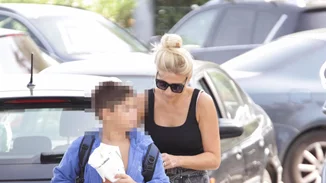 Φαίη Σκορδά | Το διαφορετικό look της στη βόλτα με τον Γιάννη Λιάγκα