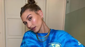 Hailey Bieber ή αλλιώς Honey Blonde | Η αλλαγή στα μαλλιά της θα μπορούσε να είναι εμπνευσμένη και από τα αρχικά της