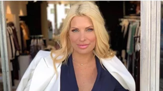 Ελένη Μενεγάκη | Για shopping therapy στην Κηφισιά με mini φόρεμα