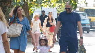 Ήβη Αδάμου | Βόλτα με τον Μιχάλη Κουϊνέλη και την δύο ετών κόρη τους με mini φόρεμα