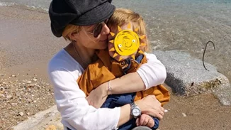 Η Ευδοκία Ρουμελιώτη μοιράζεται μια τρυφερή στιγμή με τον γιο της