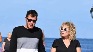 Ελεωνόρα Ζουγανέλη | Με στενό μαύρο φόρεμα στην πρώτη δημόσια εμφάνιση με τον Σπύρο Δημητρίου μετά τον γάμο τους