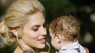 Η Μαντώ Γαστεράτου για τη μητρότητα | «Δεν αγάπησα τον γιο μου από την πρώτη στιγμή»