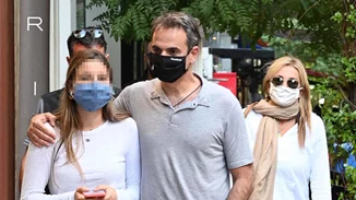 Κυριάκος και Μαρέβα Μητσοτάκη | Βόλτα στο κέντρο της πόλης με τη μικρότερη κόρη τους, Δάφνη