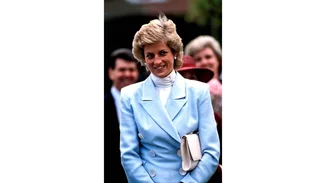 Ο δημιουργός του The Crown συγκρίνει την πριγκίπισσα Diana με τη δούκισσα του Sussex