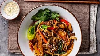 Υaki udon noodles με κοτόπουλο και λαχανικά