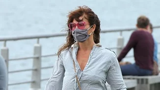 Helena Christensen | Η chic φθινοπωρινή εμφάνιση με λευκό παντελόνι